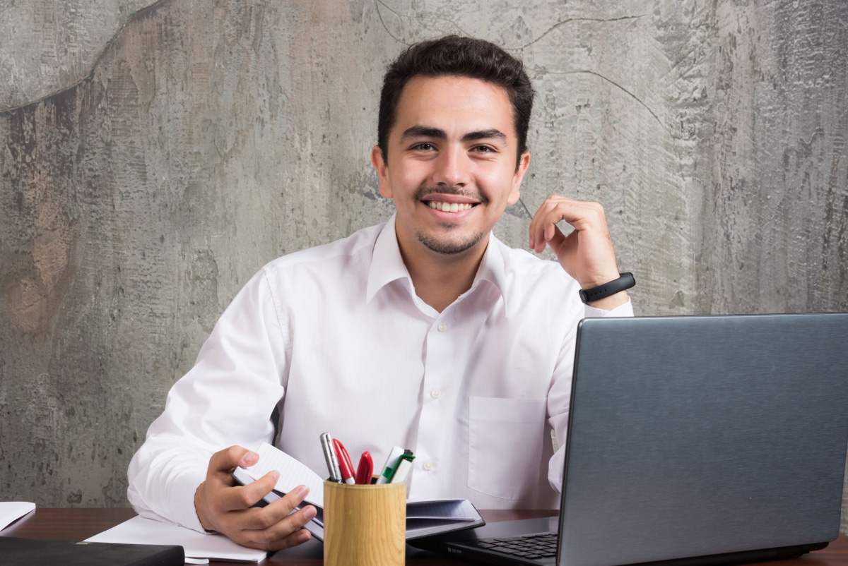 Maestro en su escritorio